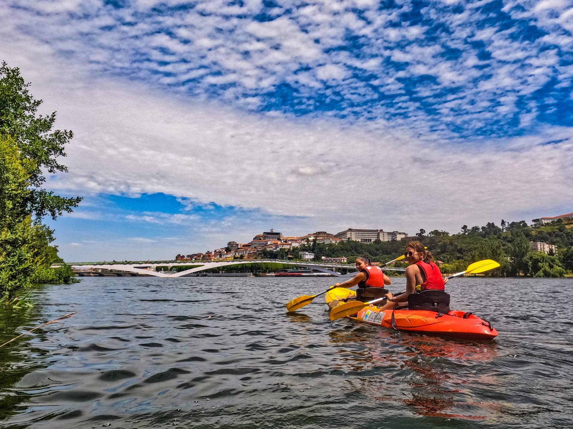 Duas pessoas em caiaques no Rio Mondego